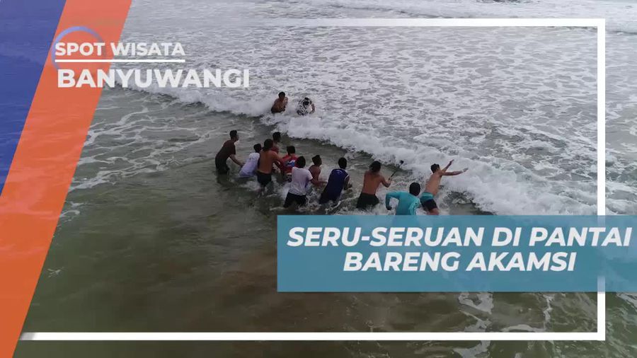 Seru-seruan Berenang Bersama Warga Lokal Pantai Pulau Merah Banyuwangi