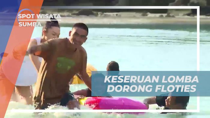 Seru-seruan Lomba Dorong Floaties di Danau Weekuri Sumba