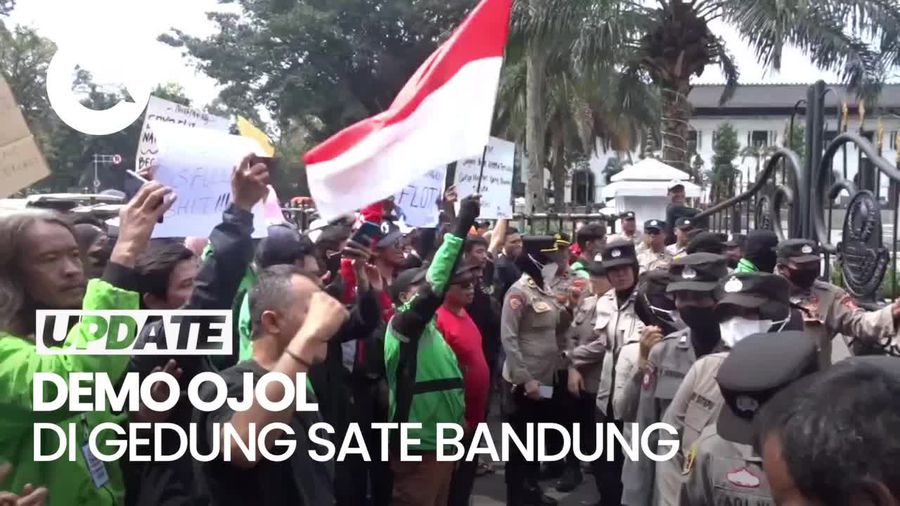 Ribuan Driver Ojol Geruduk Gedung Sate, Ini Tuntutannya