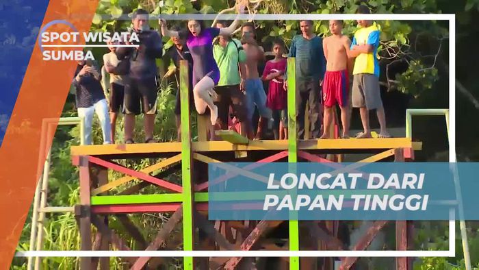 Melompat Dari Atas Papan Tinggi ke Danau Weekuri Sumba