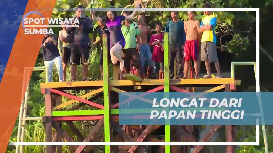 Melompat Dari Atas Papan Tinggi ke Danau Weekuri Sumba