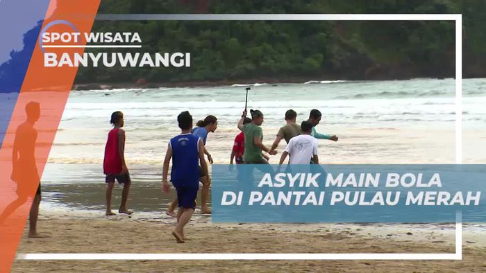 Adu Ketangkasan Bermain Bola di Pantai Pulau Merah Banyuwangi