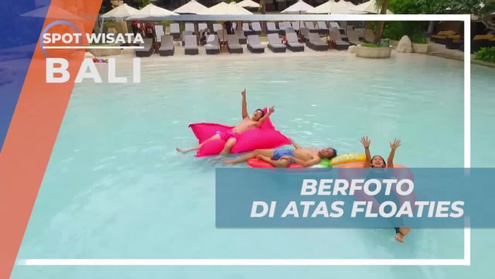 Berfoto Seru di Atas Floaties, Bali