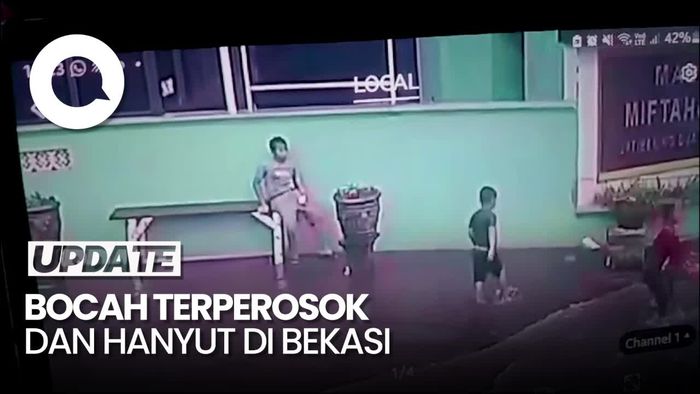 Detik-detik Bocah Hanyut ke Selokan Saat Banjir di Bekasi