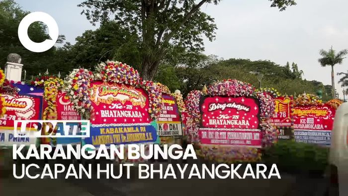 Karangan Bunga Ucapan HUT ke-78 Bhayangkara Banjiri Pintu Monas