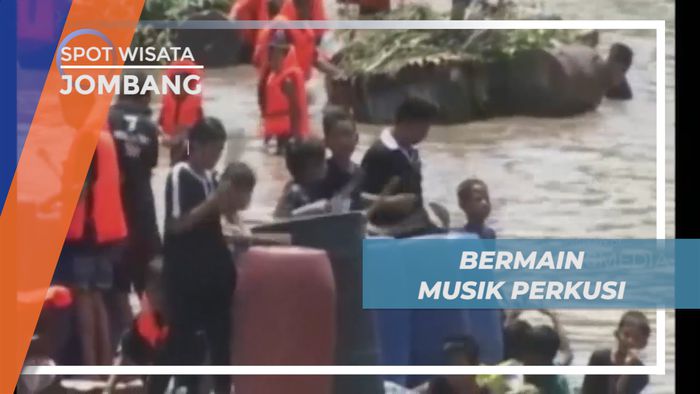 Mengisi Liburan dengan Bermain Alat Musik Perkusi di Atas Sungai, Pasuruan