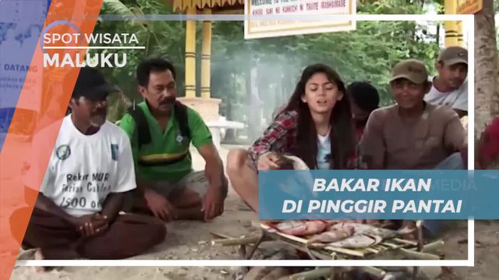 Momen Asik Bakar Ikan di Tepi Pantai Maluku Utara