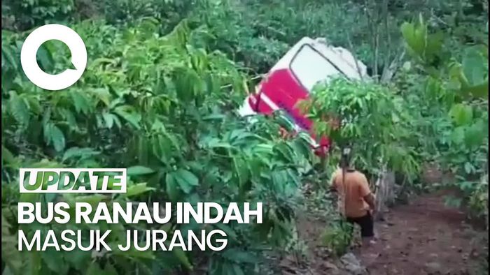 Bus Ranau Indah Hantam Motor hingga Masuk Jurang di Lampung!