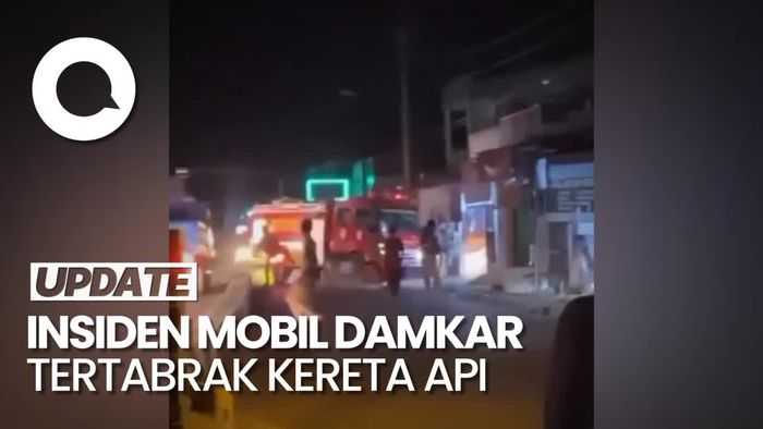 Detik-detik Mobil Damkar Tertabrak Kereta Api di Indramayu