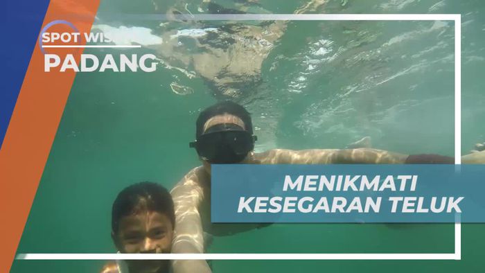 Berenang Seru Menikmati Jernihnya Air Teluk Sikulo yang Menyegarkan, Padang