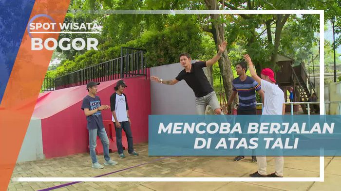 Momen Menegangkan Mencoba Berjalan di Atas Tali, Bogor