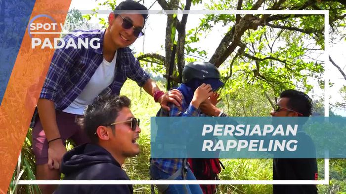 Persiapan Rappeling Menuruni Bukit Menggunakan Tali di Bukit Merah Putih Padang