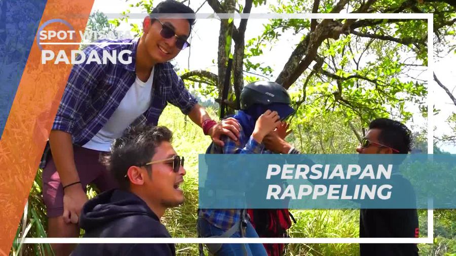Persiapan Rappeling Menuruni Bukit Menggunakan Tali di Bukit Merah Putih Padang