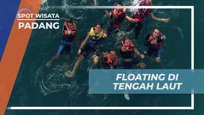 Menikmati Keindahan Alam Pantai Carocok Dengan Floating di Tengah Laut, Padang