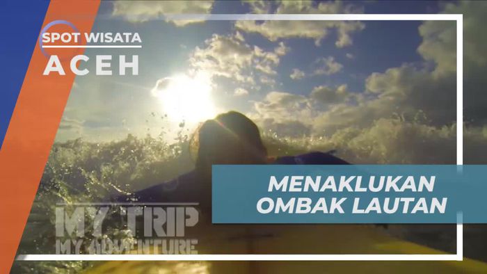 Seru-seruan Melatih Keseimbangan Dengan Surfing di Pantai Lhok Nga Aceh