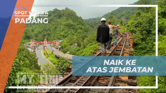 Momen Menegangkan Naik ke Atas Jembatan Marga Yasa Padang