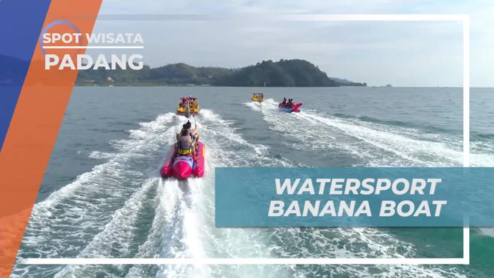 Memacu Adrenalin Bermain Banana Boat di Pantai Carocok Padang