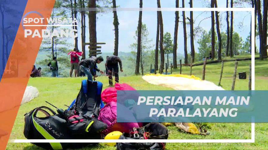 Persiapan Bermain Paralayang di Puncak Lawang Padang