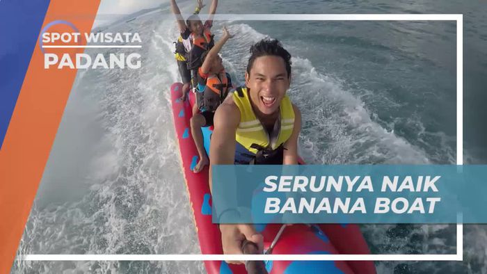 Seru-seruan Bermain Banana Boat di Pantai Carocok Padang