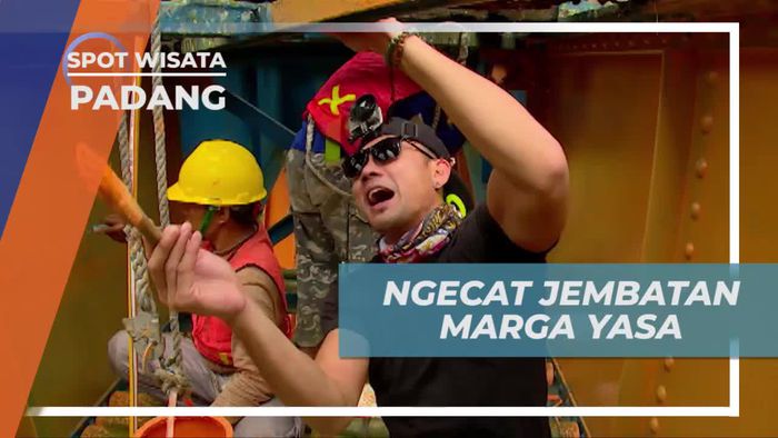 Memakai Alat Keselamatan Untuk Ngecat Jembatan Marga Yasa Padang