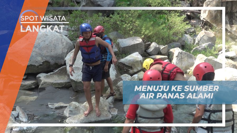 Menepikan Perahu, Tracking Menuju Sumber Air Panas Alami di Sungai Wampu, Langkat