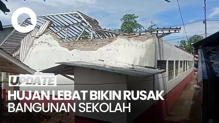 Diguyur Hujan Deras, Atap Bangunan SD di Indramayu Ambruk