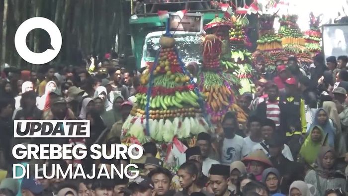 Momen Warga Berebut Gunungan Hasil Bumi di Kaki Gunung Semeru