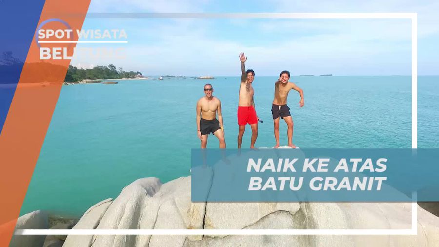 Naik ke Atas Batu Granit Pantai Penyabong Belitung