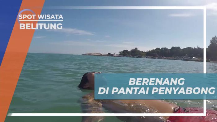 Seru-seruan Berenang di Jernihnya Air Laut Pantai Penyabong Belitung