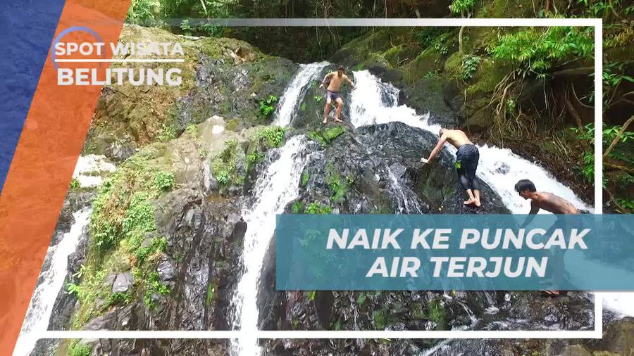 Melewati Bebatuan Licin Menuju Puncak Air Terjun Gurok Berave Belitung