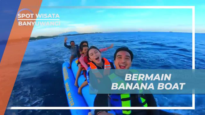 Keseruan Bermain Banana Boat di Pantai Bangsring Banyuwangi