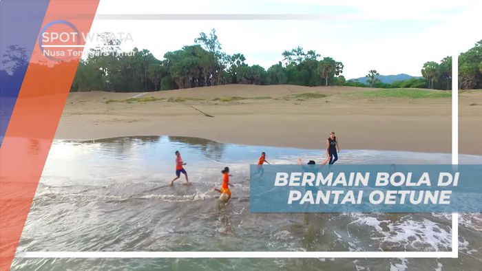 Berbagi Keseruan Bermain Bola di Tepi Pantai Oetune, NTT