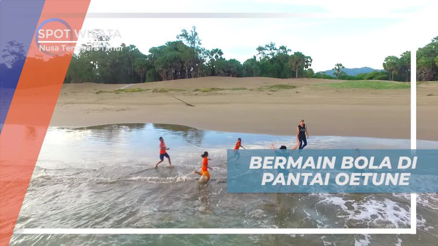 Berbagi Keseruan Bermain Bola di Tepi Pantai Oetune, NTT