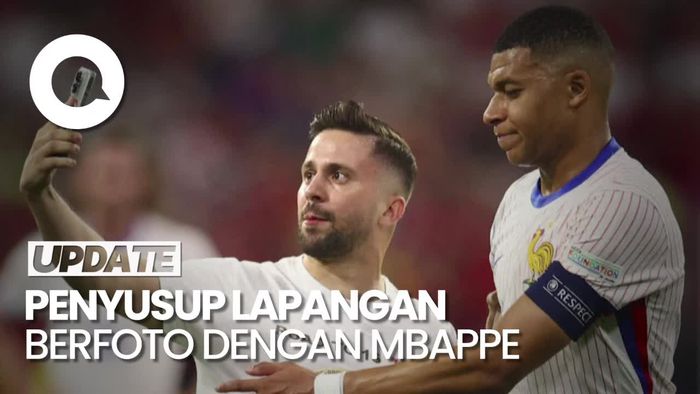 Wajah Tak Senang Mbappe Saat Diminta Selfie Penyusup Lapangan