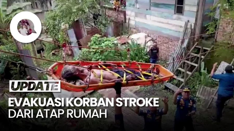Aksi Damkar Evakuasi Pria Kena Stroke saat Perbaiki Atap Rumah di Jambi