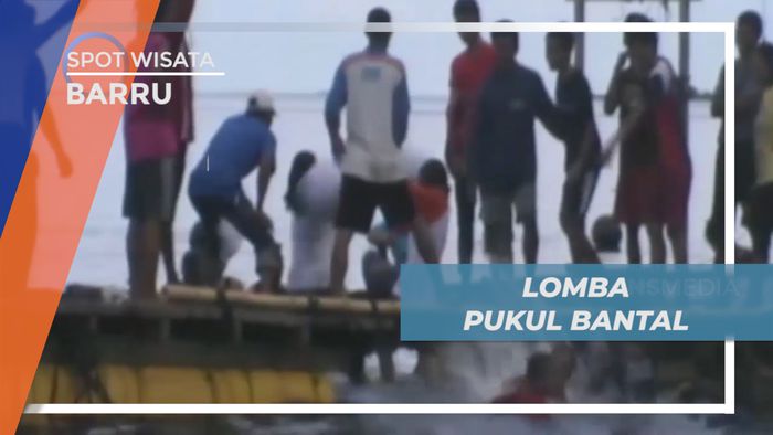 Adu Kuat, Seru dan Lucu, Sejumlah Ibu-ibu Mengikuti Lomba Pukul Bantal, Barru