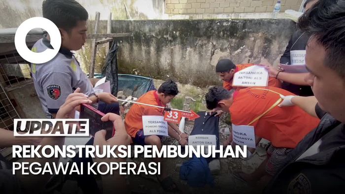 Sorakan Warga Iringi Rekonstruksi Pembunuhan Pegawai Koperasi Palembang