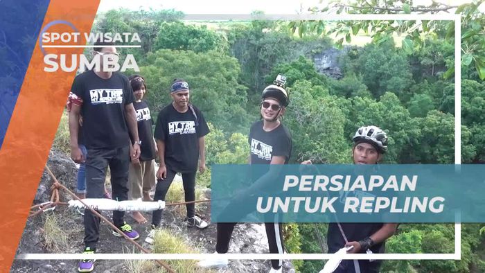 Persiapan Rappelling Menuruni Tebing di Padang Savana Sumba