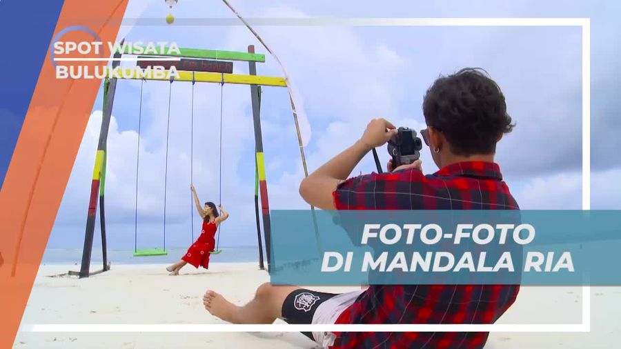 Berpose Nyentrik di Pantai Mandala Ria Bulukumba