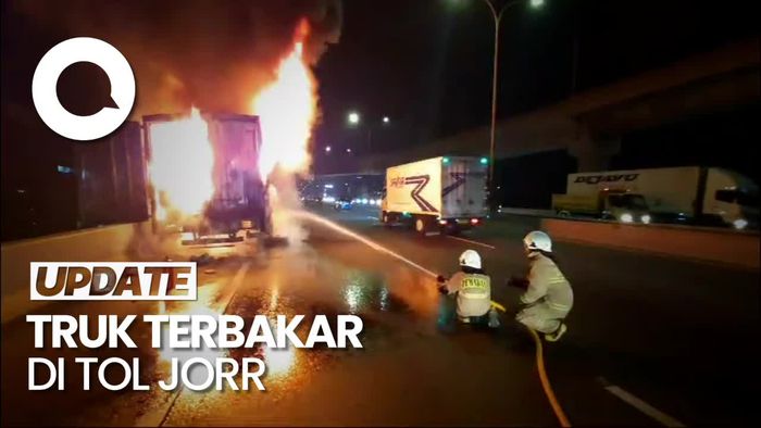Penampakan Truk Terbakar di Dekat Stasiun MRT Fatmawati