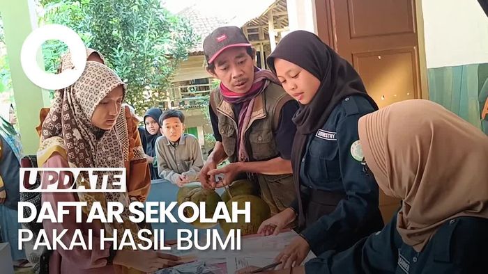 Momen Calon Siswa MTs Pakis Banyumas Daftar Sekolah Pakai Hasil Bumi