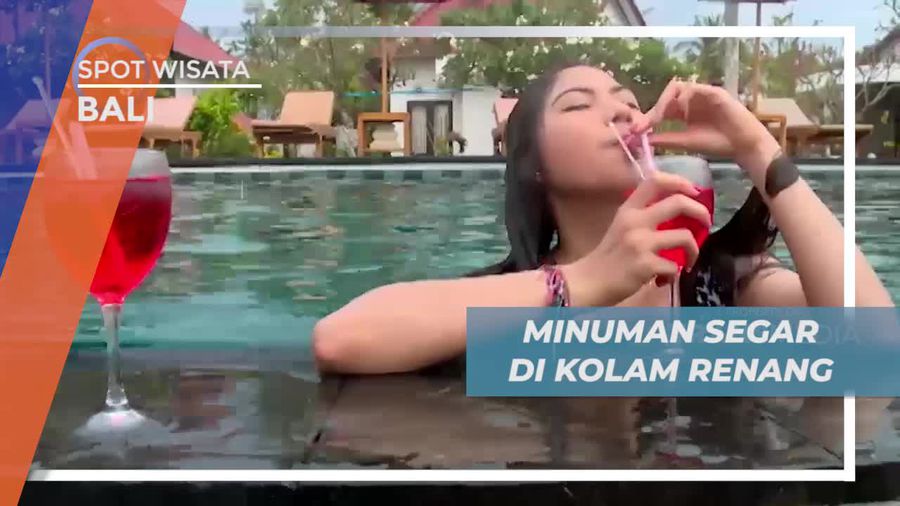 Bersantai Menikmati Minuman Segar di Kolam Penginapan Bali