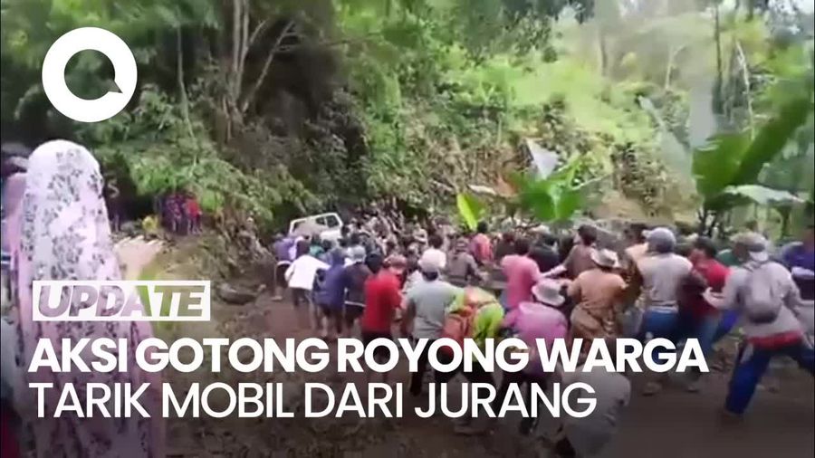Solid! Momen Puluhan Warga Enrekang Tarik Mobil yang Jatuh ke Jurang