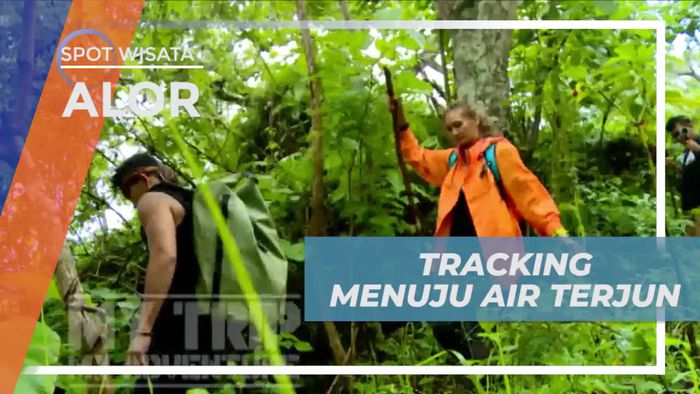 Berjalan Melintasi Alam Menuju Air Terjun Mataru Alor