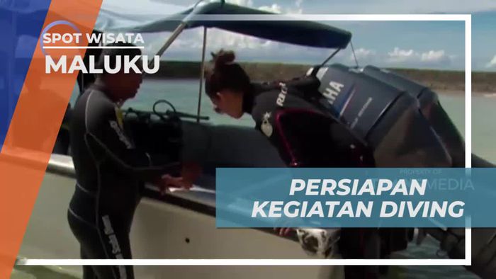 Berkumpul di Diving Centre, Memakai Peralatan Untuk Menyelami Alam Maluku