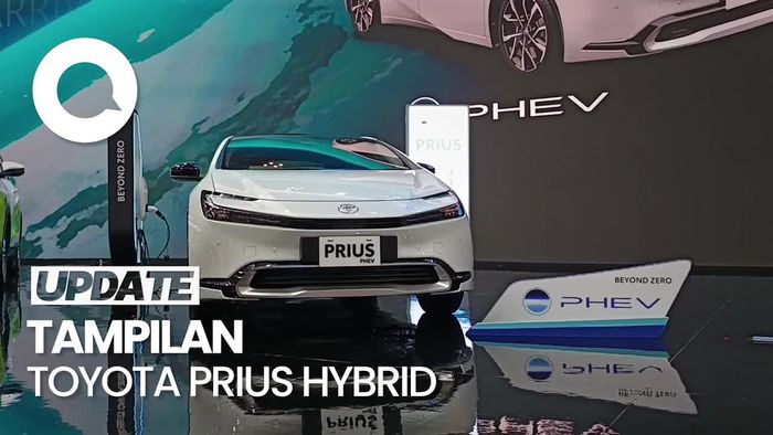Toyota Prius Hybrid Mejeng di GIIAS 2024, Dibanderol Rp 689 Juta