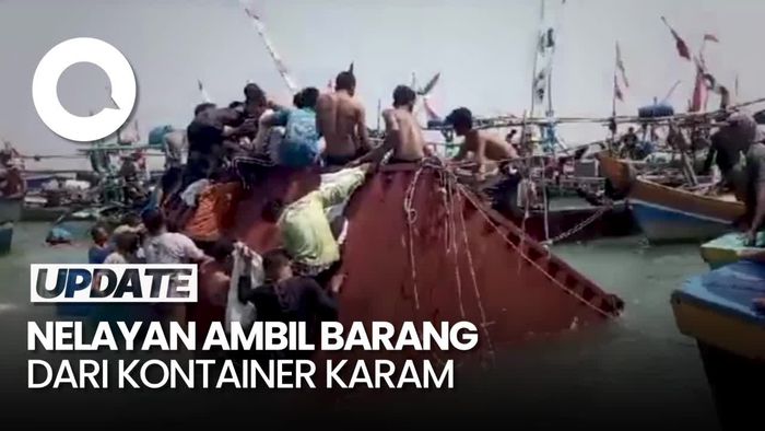 Kontainer KM Glory Indah Surabaya Karam, Barangnya Diambil Nelayan