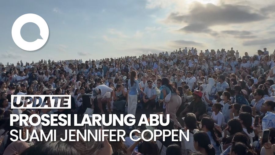 Prosesi Larung Abu Papa Dali di Pantai, Warga-Fans Turut Melepas Kepergian