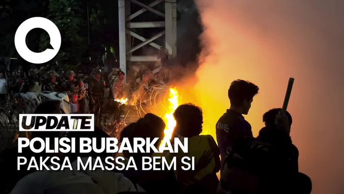 Panas Saat Polisi Bubarkan Massa BEM SI Pakai Water Cannon