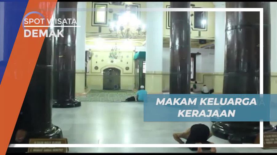 Ziarah Makam Keluarga Kerajaan di Masjid Agung Demak